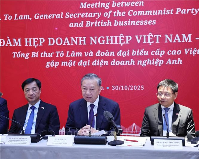 Le secrétaire général du Parti communiste du Vietnam, To Lam, a rencontré, le 30 octobre (heure locale) à Londres, des entreprises britanniques. Photo : VNA toa-dam.jpg