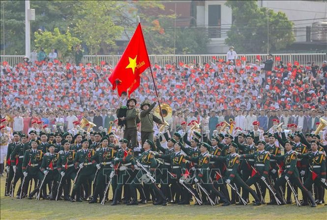 Un spectacle en célébration du 70e anniversaire de la Victoire de Dien Bien Phu. Photo : VNA 1.jpg
