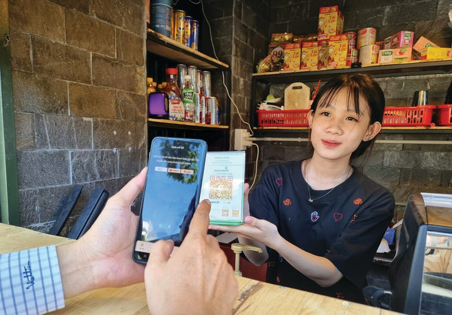Scanner le code QR pour payer les achats est monnaie courante au Vietnam.Photo : VNA/CVN 2.jpg