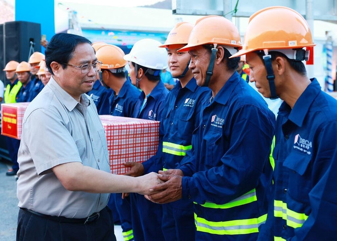 Le Premier ministre Pham Minh Chinh avec les ouvriers travaillant sur le projet de l'autoroute Cam Lâm - Vinh Hao. Photo : Duong Giang/VNA/CVN 1.jpg