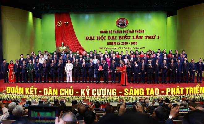 Le 27 septembre au matin, a eu lieu le 1er Congrès du Parti de la ville de Hai Phong, mandat 2025-2030. Photo : VNA chinh-2.jpg