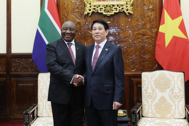 Le président de la République d’Afrique du Sud, Matamela Cyril Ramaphosa et le président Luong Cuong (droite). Photo : VNA hoi-dam-2.jpg