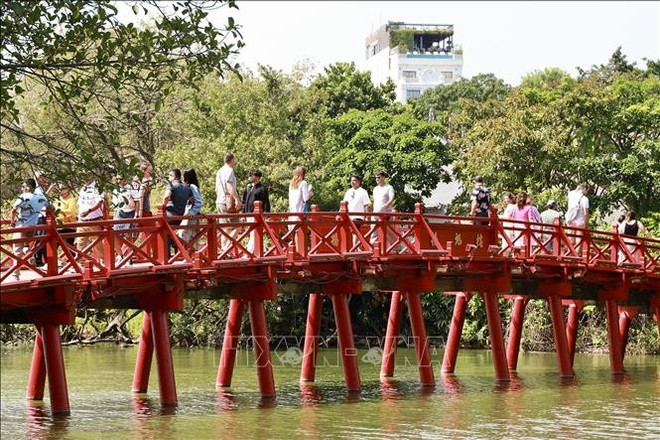 Le pont The Huc à Hanoï. Photo : VNA the-huc.jpg