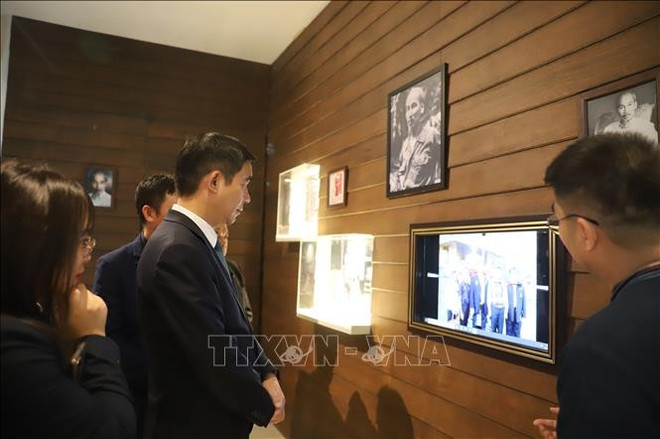 L'ambassadeur du Vietnam en Thaïlande, Pham Viet Hung visite le musée. Photo : VNA ambassadeur.jpg
