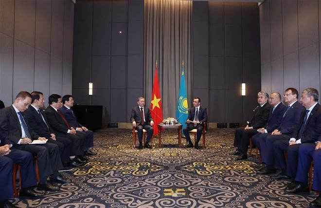 Le secrétaire général du Comité central du Parti communiste du Vietnam To Lam (gauche) rencontre le 5 mai à Astana, le président du Sénat du Kazakhstan, Maulen Ashimbayev. Photo : VNA hoi-kien.jpg