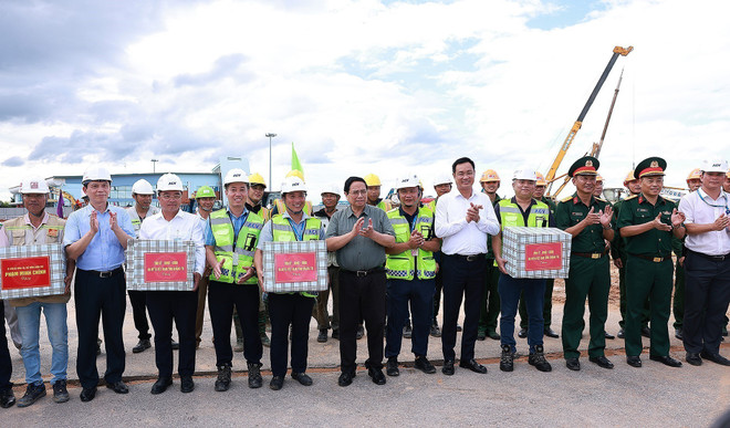 Le Premier ministre Pham Minh Chinh rencontre et offre des cadeaux aux unités de construction du terminal passagers T2 de l'aéroport de Dong Hoi. Photo : VNA sb-2.jpg