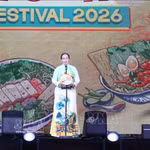 La vice-présidente du Comité populaire municipal, Nguyen Thi Anh Thi, s’exprimant lors de la cérémonie d’ouverture du Festival. Photo : VNA