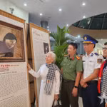 L’ancienne prisonnière politique Lê Tu Câm, émue, contemple son portrait restauré par numérisation et réalisé à partir de feuilles de lotus, exposé au Musée de Côn Dao. Photo : qdnd.vn.