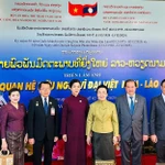 Dans le cadre de la visite d’État au Laos du Secrétaire général Tô Lâm, Mme Ngô Phuong Ly, épouse du dirigeant vietnamien, et Mme Naly Sisoulith, épouse du Secrétaire général et Président lao Thongloun Sisoulith, ont présidé le 2 décembre à Vientiane la cérémonie d’ouverture de la Semaine du cinéma vietnamien au Laos ainsi que de l’exposition photographique « Grande amitié Vietnam–Laos ». Photo : VNA