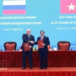 Le Premier ministre vietnamien Pham Minh Chinh et son homologue russe Mikhaïl Vladimirovitch Michoustine signent un communiqué conjoint sur les résultats de la visite officielle du Premier ministre russe au Vietnam (Hanoï, 14 janvier 2025). Photo : VNA