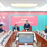 Le permanent du Secrétariat Tran Cam Tu a félicité Nguyen Duy Ngoc et Tran Sy Thanh pour la confiance que leur ont accordée le Comité central et le Bureau politique en leur confiant de nouvelles responsabilités. Photo : VNA