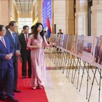 Le Premier ministre vietnamien Pham Minh Chinh et son homologue lao Sonexay Siphandone lors de l'exposition de photos. Photo : VNA