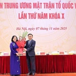 Tran Cam Tu (à droite), membre du Politburo et membre permanent du Secrétariat du Comité central du Parti, félicite Bui Thi Minh Hoai pour son élection à son nouveau poste. (Photo : VNA)