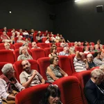 Un documentaire sur cinq villages artisanaux traditionnels du Vietnam a attiré un large public français au cinéma Cinéville de Lorient, où les projections affichent souvent complet. Photo : VNA