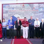 Des médailles commémoratives de l'Association d'amitié Vietnam-Slovaquie ont été remises à l'ambassadeur du Vietnam en République tchèque, Duong Hoai Nam, à Jozef Belicky, maire de Sala (région de Nitra, Slovaquie), ainsi qu'à des personnalités contribuant aux échanges entre les peuples d'Hô Chi Minh-Ville et de République tchèque et de Slovaquie. (Photo : VNA)