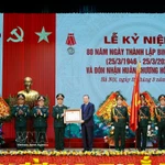Le Secrétaire général Tô Lâm remet l’Ordre Hô Chi Minh, haute distinction de l’État récompensant ses contributions particulièrement remarquables tout au long de développement, de combats et de maturation du Génie militaire du ministère de la Défense. Photo : VNA
