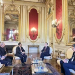 Le préfet des Bouches-du-Rhône, Jacques Witkowski, reçoit l’ambassadeur du Vietnam en visite de travail dans la localité. Photo : VNA