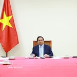 Le Premier ministre Pham Minh Chinh (Centre) s’entretient par téléphone avec le remier ministre et ministre des Affaires étrangères de l’État du Qatar, Sheikh Mohammed bin Abdulrahman bin Jasim Al-Thani. Photo : VNA