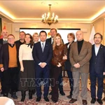 L'ambassadeur du Vietnam en Pologne, Ha Hoang Hai (au premier plan, cinquième en partant de la gauche), et d'autres participants à la conférence de presse du 15 janvier (Photo : VNA)