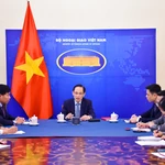 Lors de l'entretien téléphonique. Photo : VNA