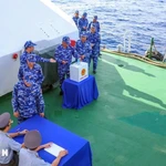 Des membres d'équipage à bord d'un navire en service dans la zone spéciale de Con Dao votent (Photo : VNA)