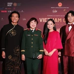 Le réalisateur Dang Thai Huyen (deuxième à partir de la gauche) et les acteurs de « Pluie rouge». (Photo courtoisie de la VFDA)