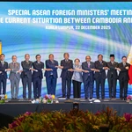 Des participants posent pour une photo de groupe lors de la réunion spéciale des ministres des Affaires étrangères de l'ASEAN sur la situation actuelle entre le Cambodge et la Thaïlande, qui s'est tenue à Kuala Lumpur, en Malaisie, le 22 décembre. (Photo : Ministère vietnamien des Affaires étrangères)