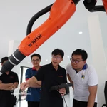Des robots industriels et des systèmes de contrôle automatisé, financés par des entreprises, sont mis à disposition pour les activités de formation. Photo : VNA.