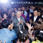 Le secrétaire général du Parti, Tô Lâm, assiste samedi soir, 14 novembre, au quartier de Thuong Cat de l'arrondissement de Bac Tu Liem, Hanoï. Photo : VNA