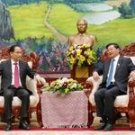 Le ministre des Affaires étrangères, Le Hoai Trung, envoyé spécial du secrétaire général du Comité central du Parti communiste du Vietnam (PCV), To Lam, (gauche) et le secrétaire général du Comité central du PRPL et président du Laos, Thongloun Sisoulith. Photo : VNA