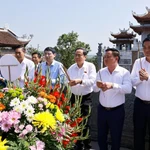 Le président de l’Assemblée nationale Trân Thanh Mân rend hommage au Président Hô Chi Minh au temple Chung Son, dédié à ses ancêtres. Photo : VNA