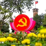 Des guirlandes, des fleurs et des banderoles ornent une rue de Hanoï pour accueillir le 14e Congrès national du Parti. (Photo : VNA)