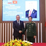 Le général Phan Van Giang, membre du Bureau politique, secrétaire adjoint de la Commission militaire centrale et ministre de la Défense, (droite) et le secrétaire du Conseil de sécurité de la Fédération de Russie, Sergueï Choïgou. Photo : VNA