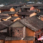 Les toits yin-yang, une caractéristique des maisons des Lô Lô au village de Lô Lô Chai. Photo ; VNA