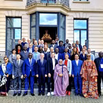 Les délégués participant à la 107e réunion du Bureau de l’Association internationale des maires francophones (AIMF). Photo : VNA