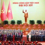 Les membres du 14e Comité central du Parti font leurs débuts (Photo : VNA)