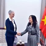 La vice-ministre des Affaires étrangères, Le Thi Thu Hang, (droite) et l'ambassadrice de Norvège au Vietnam, Hilde Solbakken. Photo : VNA