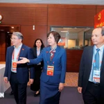 Membre du Comité central du Parti, ministre vietnamien de la Justice, Nguyên Hai Ninh, visite la zone d’opérations de l’Agence vietnamienne d’information (VNA). Photo : VNA