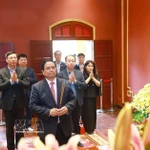 Le Premier ministre Pham Minh Chinh offre de l’encens à la Cité impériale de Thăng Long. Photo : VNA