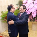 Le Premier ministre Pham Minh Chinh a rendu visite et présenté ses vœux à l’ancien secrétaire général du Parti Nông Duc Manh. Photo : VNA