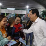 Lê Quôc Phong, secrétaire adjoint permanent du Comité du Parti de Hô Chi Minh-Ville, distribue des cadeaux aux travailleurs avant leur départ en bus pour rentrer chez eux le 12 février. Photo : VNA