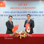 Le vice-ministre des Finances, Tran Quoc Phuong, représentant le gouvernement vietnamien (gauche), et l'ambassadeur du Japon au Vietnam, Ito Naoki, représentant le gouvernement japonais, ont signé le document. Photo : VNA
