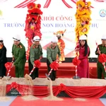 Les réponsables du ministère de la Sécurité publique, de la police de la province de Lang Son et de la province de Lạng Sơn procèdent à la cérémonie de lancement du projet de construction de l’école maternelle de la commune de Hoàng Van Thu (Lang Son). Photo : VNA