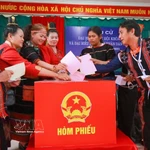 Les électeurs des zones montagneuses de la ville de Da Nang se rendent aux urnes. Photo: VNA