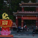 Des banderoles et des décorations accueillant le 14e Congrès national du Parti communiste du Vietnam sont déployées dans le parc central de la ville de Hué. Photo : VNA