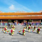 Reconstitution de la grande audience royale du Nouvel An lunaire de la dynastie Nguyen au palais Thai Hoa, dans la citadelle impériale de Hué. Photo : VNA