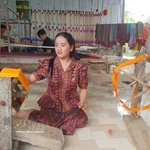 Des femmes khmères de la commune d’An Cư, province d’An Giang, s’emploient à préserver et à valoriser le métier traditionnel de tissage de brocart de leur communauté. Photo : VNA