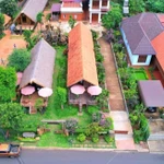 Le village touristique communautaire d’Akŏ Dhông est réputé pour ses maisons longues sur le plateau du Đắk Lắk. Photo / VNQ 