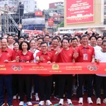 Des délégués, forces de sécurité publique et habitants participent à la Journée de course olympique 2026 « Pour la santé de tous – Pour la sécurité nationale ». Photo : VNA