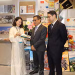Des visiteurs étrangers découvrent des ouvrages sur la culture, le pays, le peuple et le tourisme du Vietnam lors de l'événement. Photo : VNA 